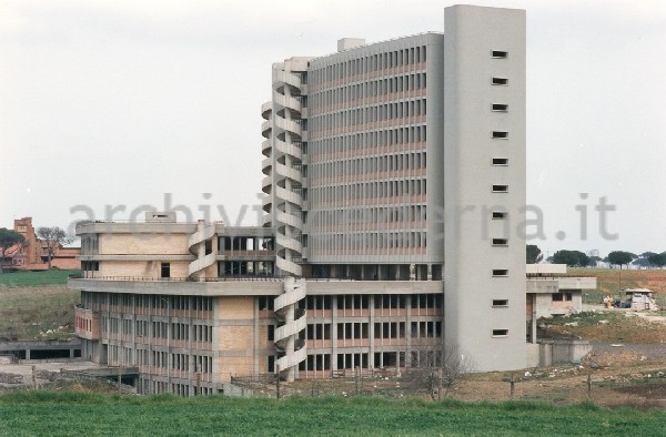 "Costruzioni gi� pronte in alternativa a Tor di Quinto: edificio abbandonato dell'Ospedale S.Andrea (Via di Grottarossa - margine via Flaminia e raccordo anulare)"