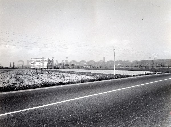 Porto Recanati: [cartellone pubblicitario del "Hotel House", grattacielo di prossima costruzione sulla costa adriatica] "dalla Nazionale Adriatica vista nord"