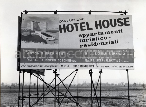 Porto Recanati: cartellone pubblicitario del "Hotel House", grattacielo di prossima costruzione sulla costa adriatica