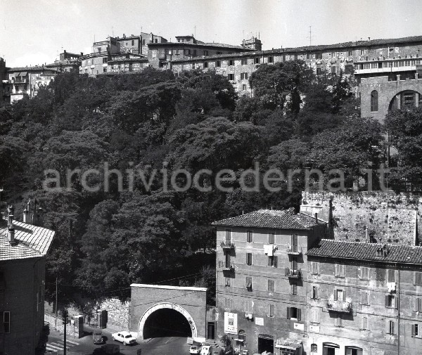 "Perugia: il "Pincetto" visto da sud; l'ingresso del progettato parcheggio sarebbe in Via XX Settembre (in basso)