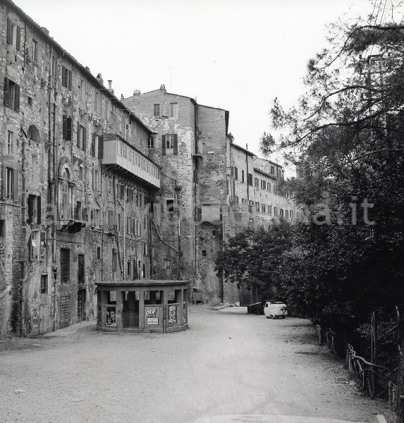 "Perugia, il Pincio: parte retrostante dello "Studium" e ripiano che dovrebbe essere scavato in profondit� per dar luogo al parcheggio"