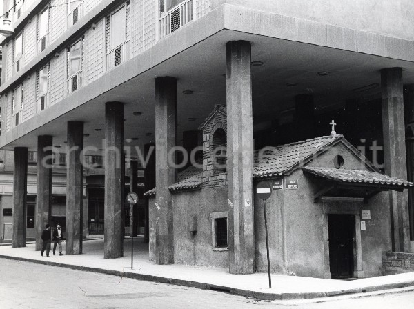 Atene, Chiesa di Agia Dinami inglobata nel palazzo del Ministero dell'Educazione e della Religione sull'angolo tra Mitropoleos e Pentelis