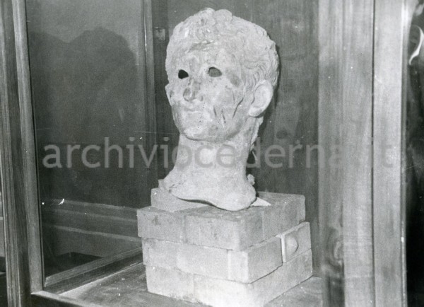 "Resto archeologico di Amelia, il Bronzo di Amelia, esposizione presso il Comune il giorno del ritrovamento"