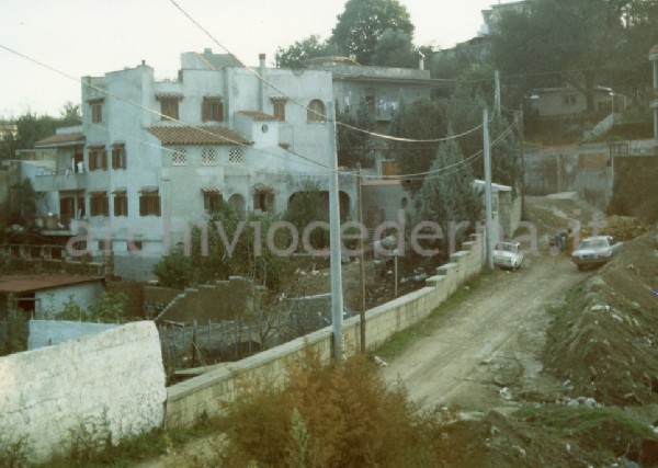Parco dei Camaldoli (Na): "notare in fondo al viale il cumulo di pietre di tufo che gli operai stanno portando all'interno dell'abitazione abusiva; sulla sinistra della conifera � in azione una betoniera. 2/11/88"