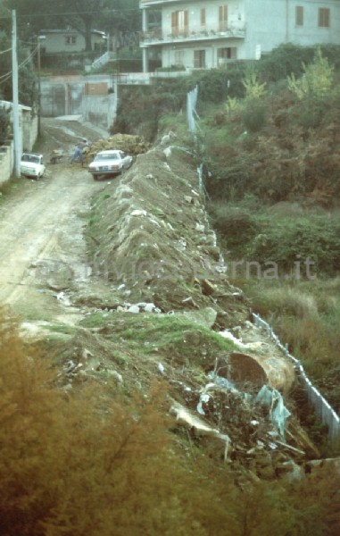 Parco dei Camaldoli (Na): "siamo all'interno del parco, quella rete sommersa da detriti � un debole tentativo di stralciare isolando le aree di edificazione abusiva. 2/11/88"