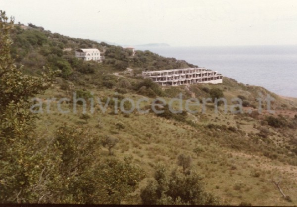 "Comune di Pollica (?): residence in costruzione dopo la frazione Acciaroli (lavori sospesi)"