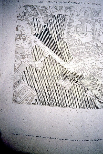 "Roma, l'area archeologica centrale e la citt� moderna", figura 159, pagina 122: "Le aree archeologiche ai latii di via dei Fori Imperiali [...]"