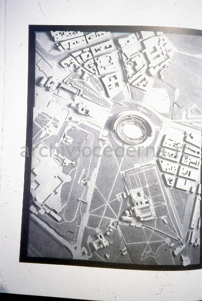"Roma, l'area archeologica centrale e la citt� moderna", figura 185, pagina 134: "La zona intorno al Colosseo. Proposta di sistemazione definitiva nella terza fase"