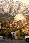 "Lecco 6 settembre '83. La frana". Antonio Cederna in compagnia di tre persone; sullo sfondo la frana.