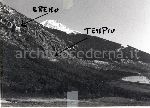 Localit� Fonte d'Amore (Sulmona): "una veduta panoramica della zona archeologica. Al di sopra di una cava si vedono il tempio di Ercole Curino e l'eremo di Celestino V�."