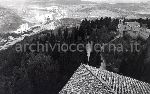 Greve (FI), zona del Chianti: castello di Vecchiomaggio e la chiesa, sullo sfondo una cementeria
