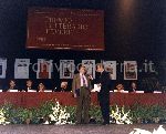 Premio letterario Tevere: Antoni Cederna , davanti al tavolo della giuria, intervistato dal giornalista Claudio Angelini
