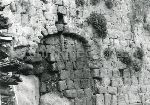 "13) Porta Fiorita, una antica porta della citt�, oggi chiusa, che verrebbe danneggiata dalle gettate di cemento della strada"