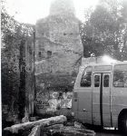 Roma, Parco archeologico del Colle Oppio: i pullman che stazionano nel giardino ormai dall'anno Santo (1975)
