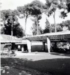Roma, Parco archeologico del Colle Oppio: i grandi ruderi, resti delle terme di Traiano, in mezzo ai quali � installato un Luna park