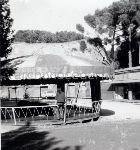 Roma, Parco archeologico del Colle Oppio: i grandi ruderi, resti delle terme di Traiano, in mezzo ai quali � installato un Luna park