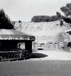Roma, Parco archeologico del Colle Oppio: i grandi ruderi, resti delle terme di Traiano, in mezzo ai quali � installato un Luna park