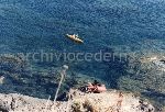 "Il gommone della Lega per l'Ambiente approda a secche di Lazzaro" (Stromboli, ME)