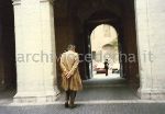 Antonio Cederna di spalle entra nel cortile di un palazzo (a Roma?).
18 aprile 1987