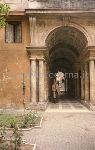 Antonio Cederna nel cortile di un palazzo (a Roma?). 18 aprile 1987