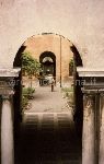Antonio Cederna nel cortile di un palazzo (a Roma?). 18 aprile 1987