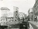 Illustrazione num. 9: "I falsi di largo Argentina, torre e loggetta. A destra, inizia lo sventramento di via delle Botteghe Oscure"
