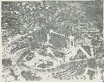 Illustrazione num. 13: "Veduta aerea di piazza Venezia e piazza Aracoeli, prima degli sventramenti di via dell'Impero e via del Mare. L'allungata e raccolta piazza Aracoeli, in rapporto alla quale Michelangelo aveva realizzato la piazza del Campidoglio, viene rasa al suolo nel 1928-29 e, alla fine, dopo acerbe polemiche, sostituita dall'esedra arborea di C. Ricci (male minore rispetto ai porticati, loggiati e "arringhi" proposti da Ojetti)".