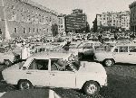 Illustrazione num. 22: "I vantaggi degli sventramenti. Al posto della chiesa seicentesca, paracarri, semicolonne, mozziconi di ruderi romani e medievali e intasamento di traffico; e come oggi � ridotta piazza Venezia".