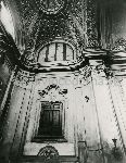 Illustrazione num. 27: "Chiese distrutte per lo sventramento di via del Mare. La chiesa di S. Nicola dei Funari, alias SS. Orsola e Caterina, coi suoi bellissimi stucchi settecenteschi, demolita nel '29".