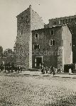 Illustrazione num. 35: "Chiese distrutte per lo sventramento di via del Mare. I falsi di via del Mare (oggi del Teatro di Marcello). La casa medievale e il ridicolo tettarello di S. Nicola in Carcere: qui, al posto del nuovo stradone, sorgeva la famosa piazza Montanara, che era tanto piaciuta a Goethe".