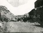Illustrazione num. 45: "L'evento sospirato (6 settembre 1932): l'apparizione del Colosseo, ora visibile da piazza Venezia; la basilica di Massenzio raschiata e rabberciata che sembra una copia dell'originale".