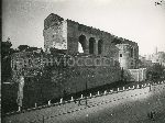 Illustrazione num. 46: "L'evento sospirato (6 settembre 1932): l'apparizione del Colosseo, ora visibile da piazza Venezia; la basilica di Massenzio raschiata e rabberciata che sembra una copia dell'originale".