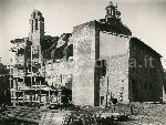 Illustrazione num. 61: "Chiese distrutte dallo sventramento di via dell'Impero. Demolizione della chiesa di S. Adriano nella Curia del Senato (1932-37). Raschaimento dell'esterno e sua riduzione a scatola raschiata".