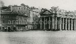 Illustrazione num. 74: "Particolare il rapporto tra il colonnato e l'edilizia circostante. Al posto del ciquecentesco palazzo Alicorni, demolito nel '29 per delimitare i confini della Citt� del Vaticano, sorgono i baracconi piacentiniani della piazza Pio XII (ex Rusticucci)".