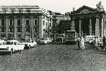 Illustrazione num. 75: "Particolare il rapporto tra il colonnato e l'edilizia circostante. Al posto del ciquecentesco palazzo Alicorni, demolito nel '29 per delimitare i confini della Citt� del Vaticano, sorgono i baracconi piacentiniani della piazza Pio XII (ex Rusticucci)".