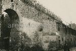 Illustrazione num. 80: "Com'erano le mura del "Corridore"in Borgo S. Angelo e come sono stae ridotte, dopo la demolizione di tutte le basse case spesso di impianto medievale che si addossavano ad esse".
