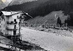 "Provincia di Belluno - Comelico - Resti di un edificio costruito sul greto del Piave, demolito dalla piena del 1966