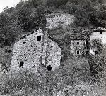 "Provincia di Belluno - Alpago - gruppo di case dislocate, fondato su un vecchio corpo di frana rimessosi in movimento durante l'alluvione del 4 novembre 1966."