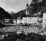 "Provincia di Belluno - la piazza dell'abitato di Cencenighe sommersa dai detriti trasportati dal torrente Biois in piena eccezionale."