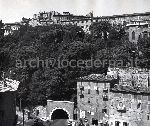 "Perugia: il "Pincetto" visto da sud; l'ingresso del progettato parcheggio sarebbe in Via XX Settembre (in basso)